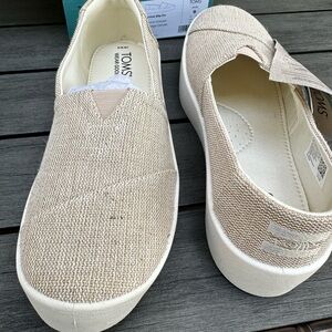 Tom’s size 9 women’s